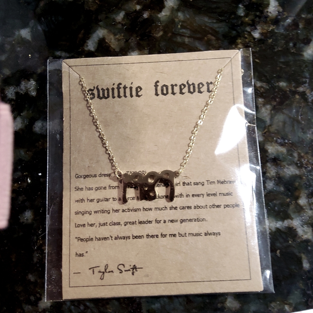 Faux gold tone 1989 taylor swift necklace